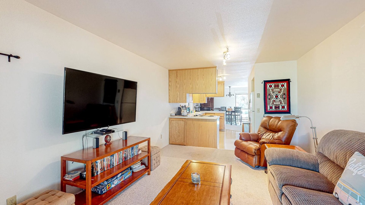 Groveland Condo | Beautiful home on golf course with fireplace, pool, enclosed patio, W/D, & WiFi