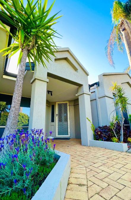 Atwell House | Beautiful home Queen bed near train station