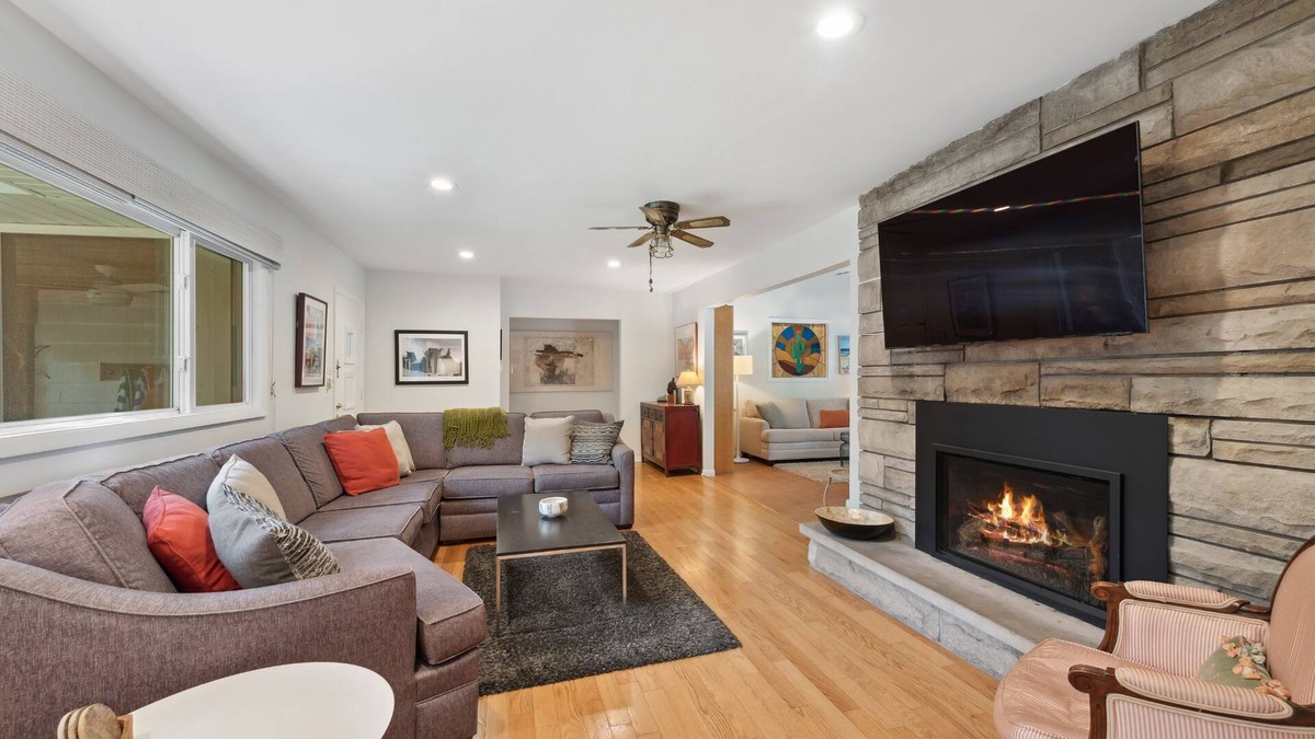 Michiana House | Beautiful home two blocks from the Lake Michigan shoreline. Perfect for large or multiple families.