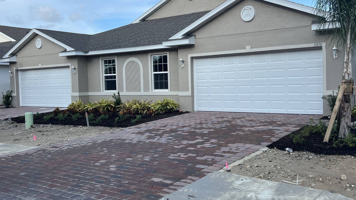 Jacarandas House | Beautiful home 2 + den with great amenities.