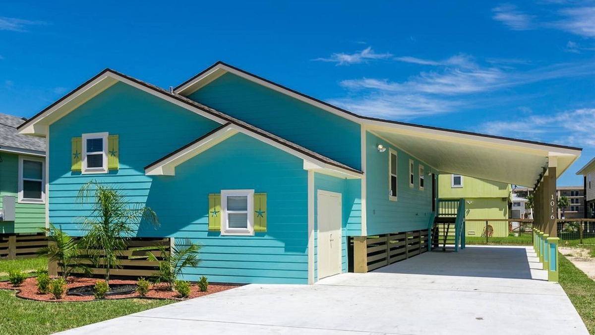 Rockport House | Beautiful home w/screened in porch - close to beach/town