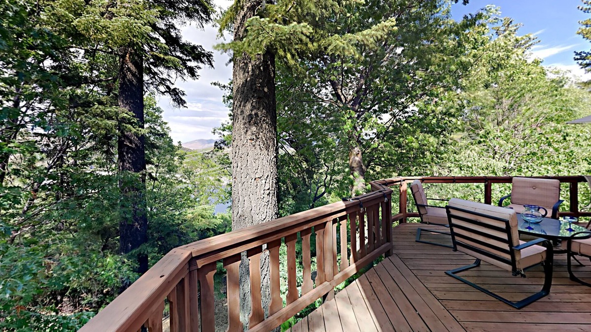 Cedar Glen House | Beautiful home W/Lake Access, Decks, Fire pit, Papoose Lake views, & EV Charger