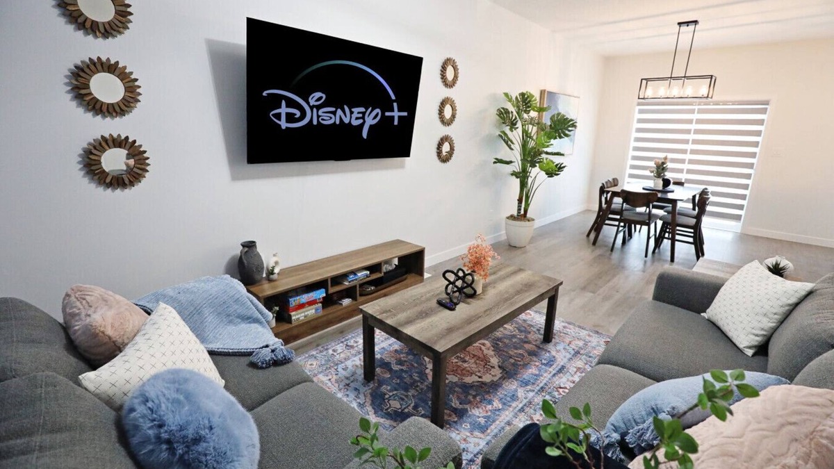 Southwest Edmonton House | Beautiful Home With 4 King Beds|Airport|Disney+