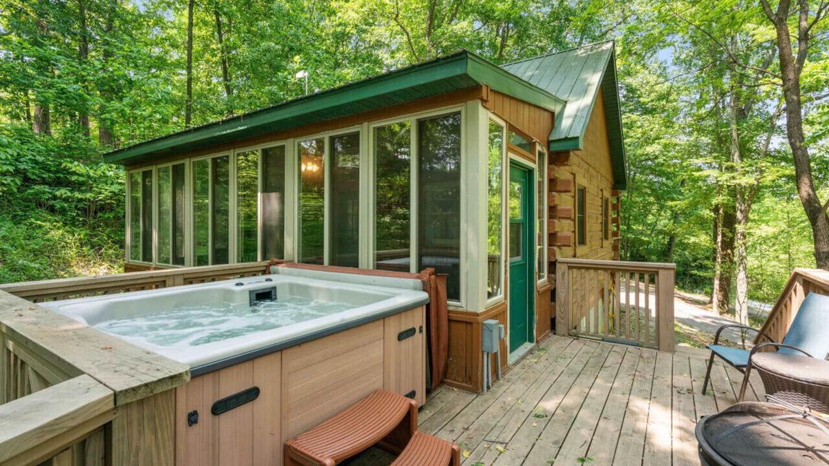Birdseye Cabin | Beautiful Hot Tub Cabin Near Patoka Lake!