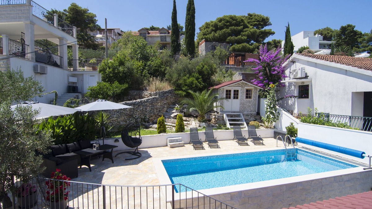Splitska House | Beautiful house 5 meters from the sea (Splitska, Brač) with heating pool