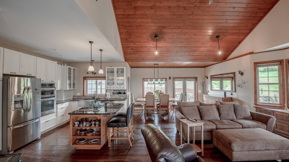 White Salmon House | Beautiful house and private apartment, hot tub & sauna, 6 miles from Hood River!