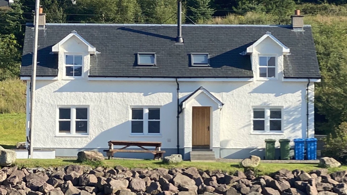 Strathcarron House | Beautiful House in Scottish Highlands with mountains and sea view