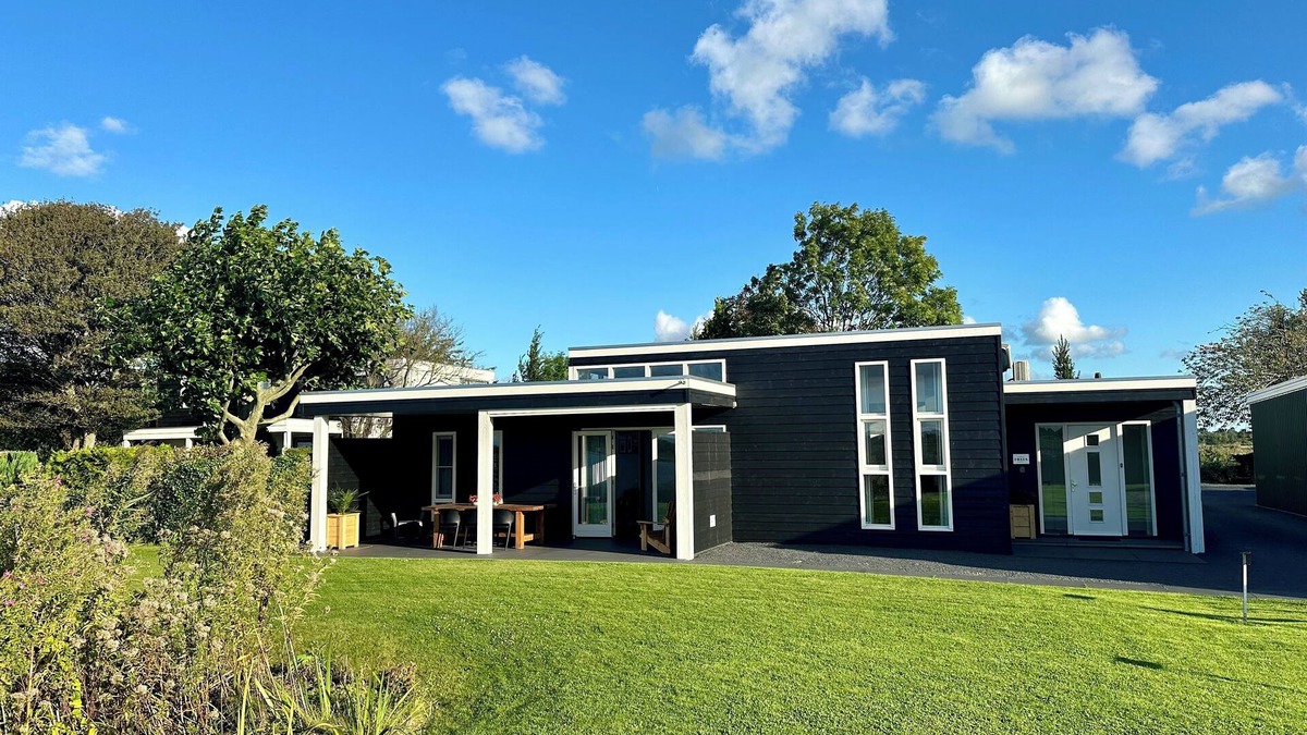 Heerhugowaard House | Beautiful house next to the lake, you can swim in front of your house!