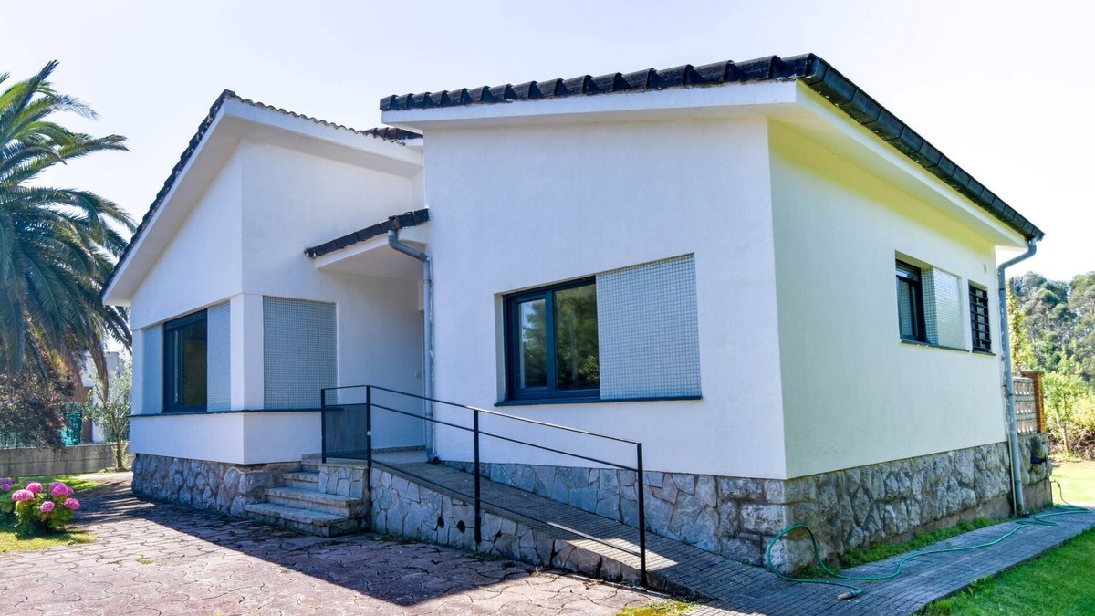 Santona Villa | Beautiful house on Berria's beach