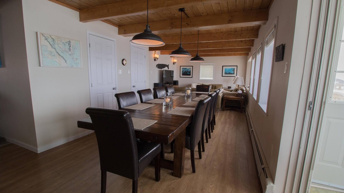 Iqaluit House | Beautiful house on the beach of Frobisher Bay!