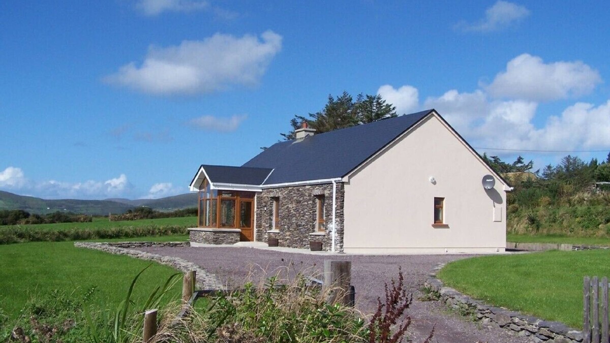 Emlaghmore Cottage | Beautiful house Short Walk from Reenroe Beach Ballinskelligs free WiFi