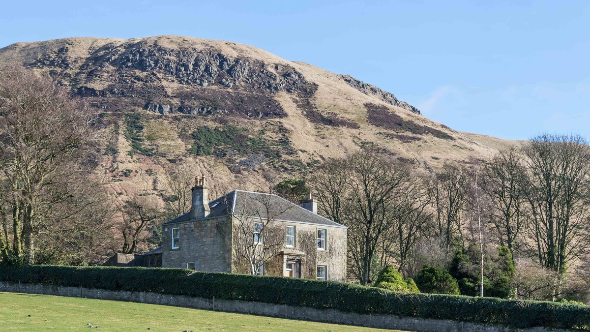 Kinnesswood House | Beautiful house, set in a gorgeous garden with stunning Loch views