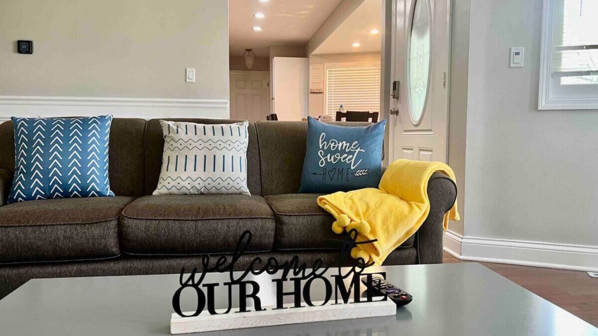 Carpentersville House | Beautiful house for 12~Games Room ~Pet friendly