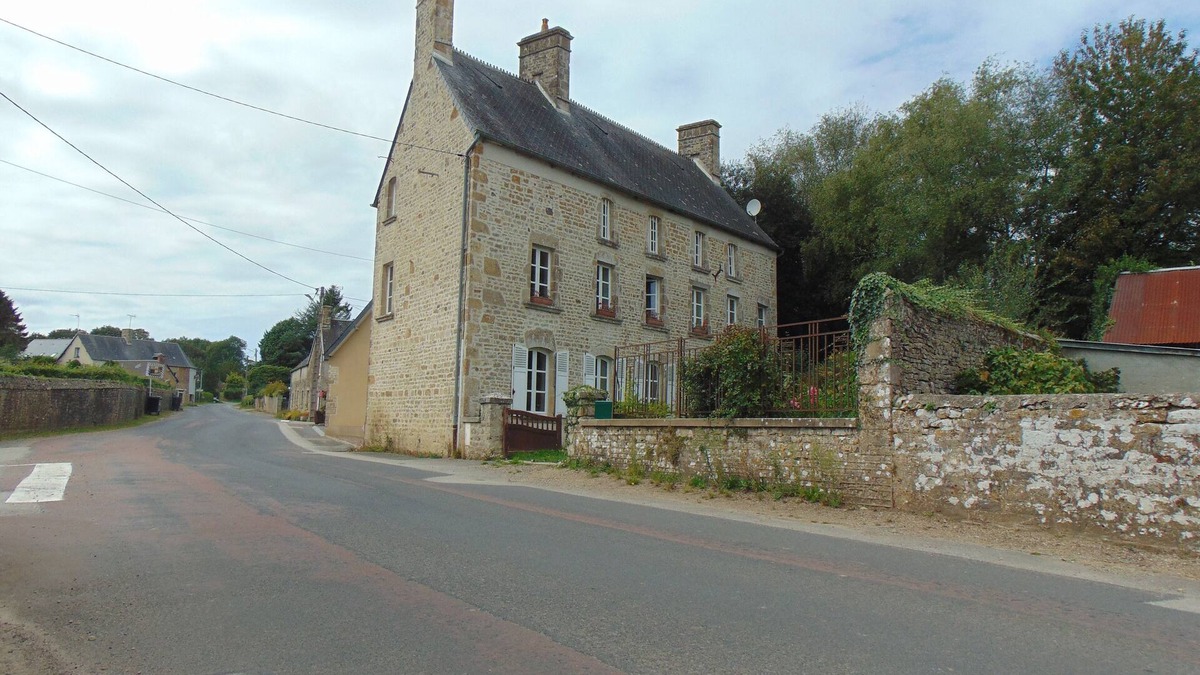 Vindefontaine House | Beautiful house with walled mature gardens in pretty village