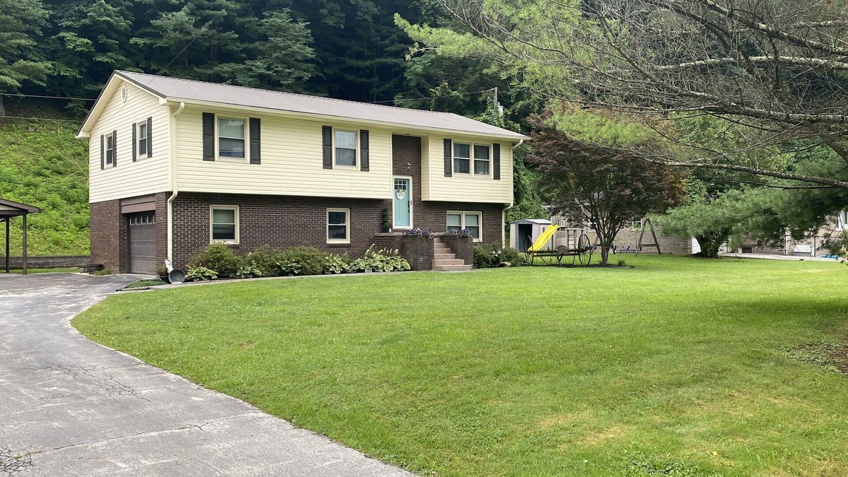 Roderfield House | Beautiful house walking distance to wilmore dam! Surrounded by tons of trails!
