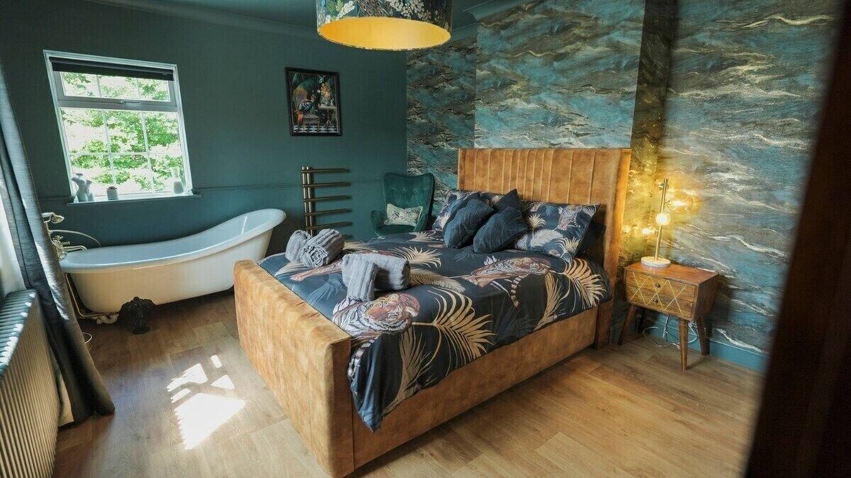Moira House | Beautiful House with Hot Tub | 11 People | 2 Bars