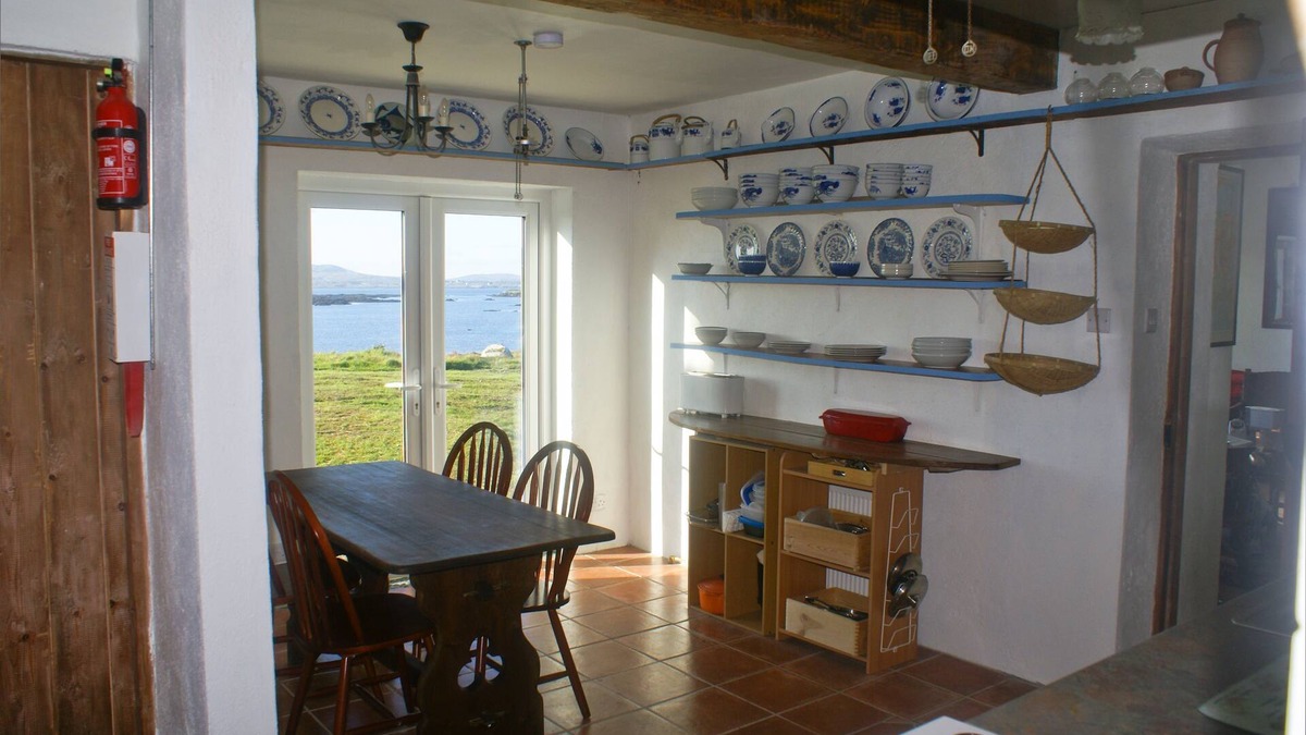 Cashel Apartment | Beautiful house with garden that runs down to the sea
