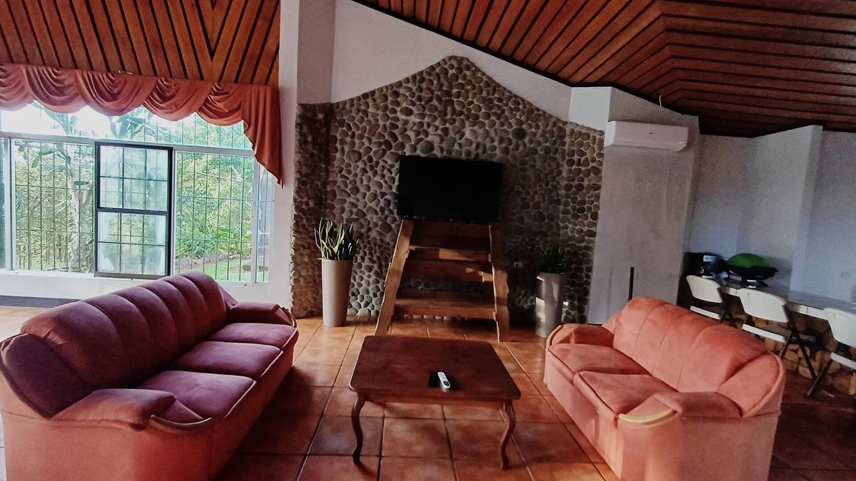 Pital House | Beautiful house with pool and wet bar in Quinta La Loma