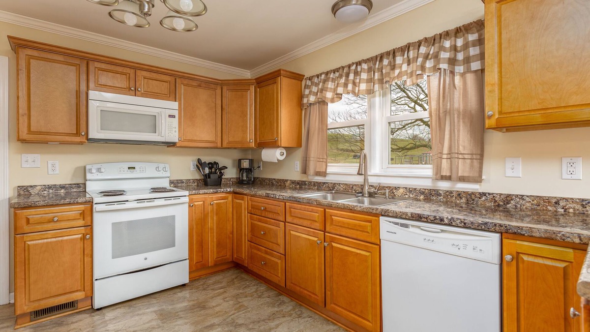 Abingdon House | Beautiful house with screened in deck