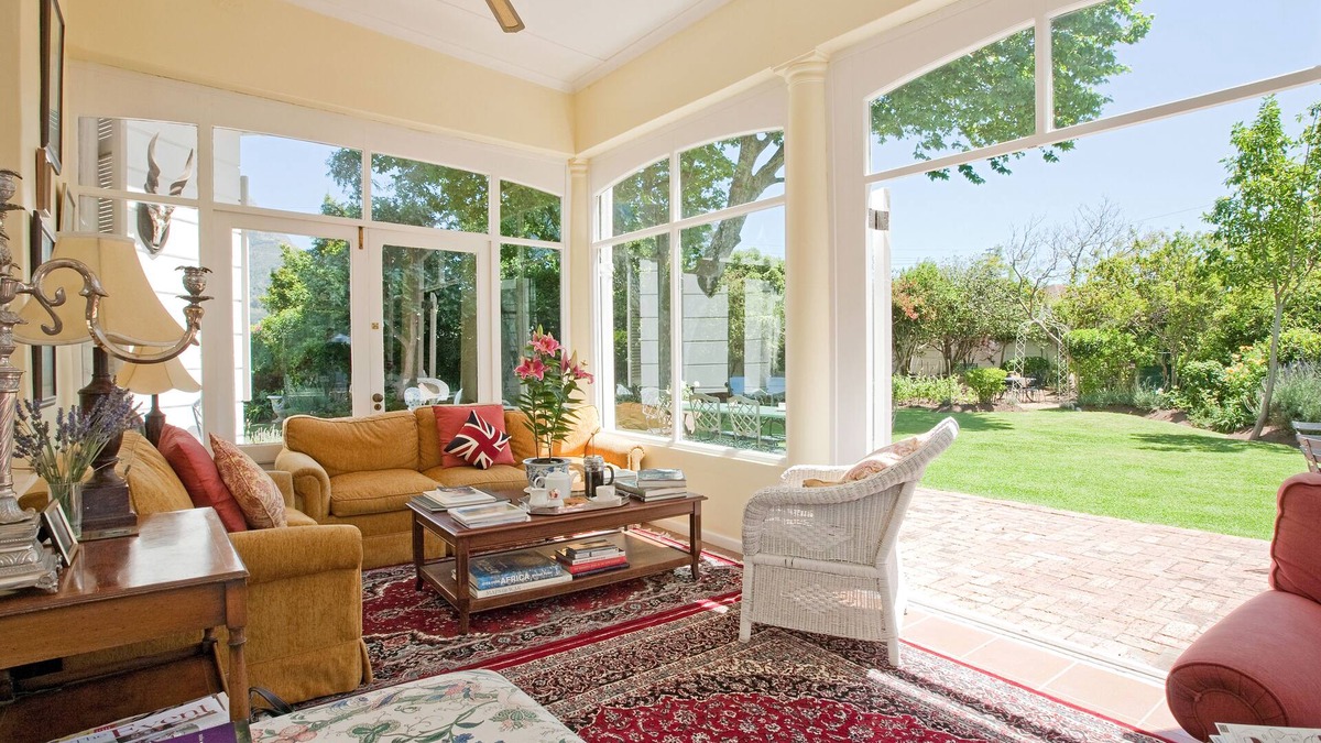 Mowbray House | Beautiful House with Stunning garden and Swimming Pool