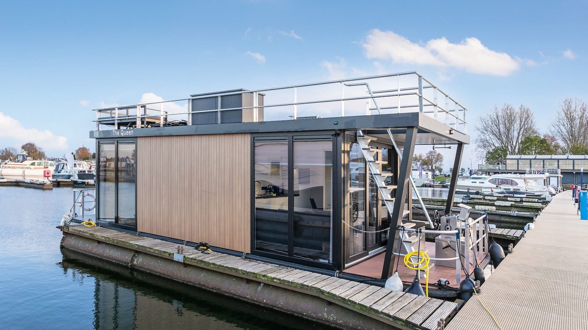 Kerkdriel House | Beautiful houseboat for 2 in charming harbour