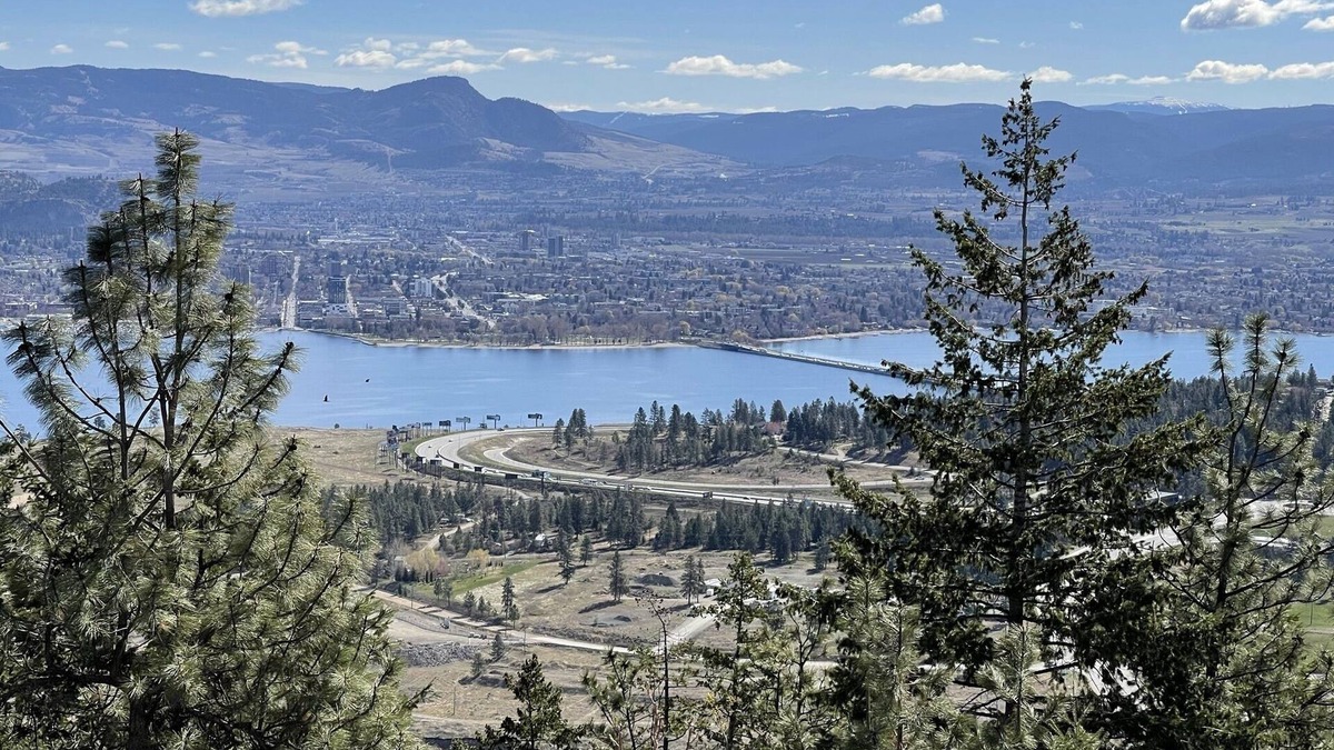 West Kelowna Estates Bed & Breakfast | Beautiful Kelowna Private Guesthouse - Panoramic Lake views! License number 9031