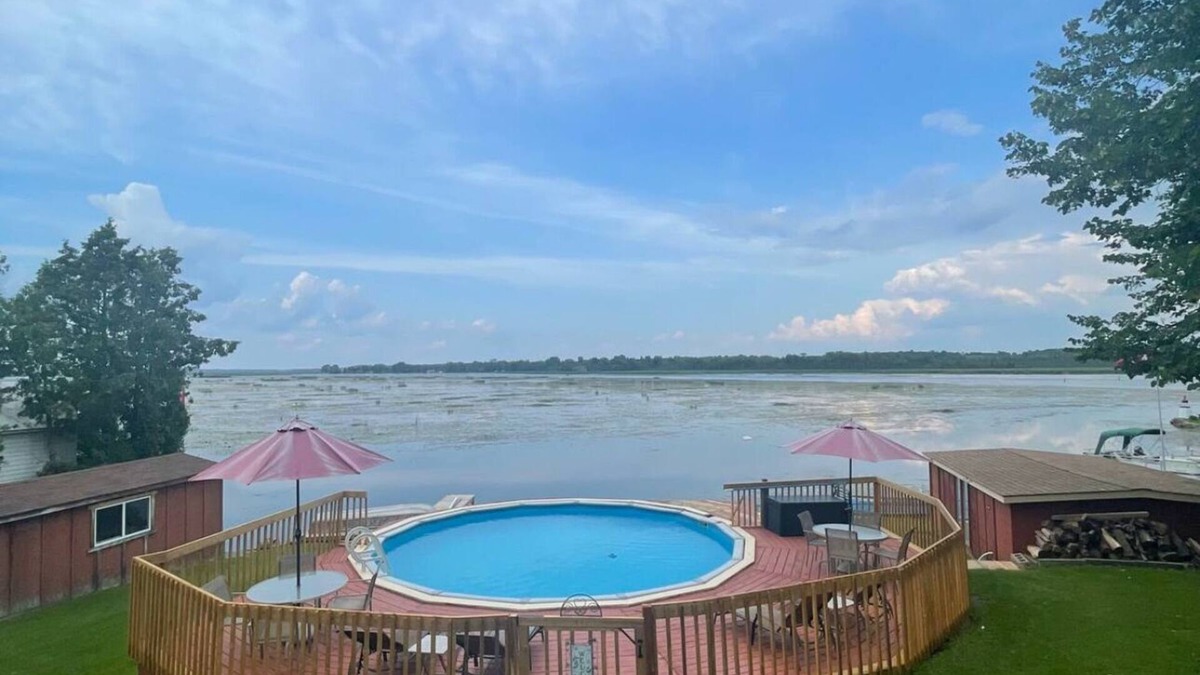 Lindsay Cottage | Beautiful Lake front Cottage With Pool