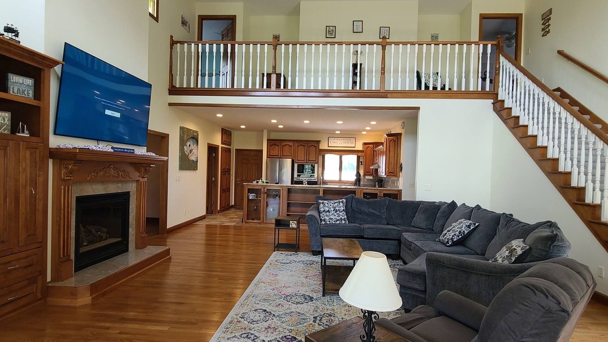 St. Marys House | Beautiful Lake Front house with lake access, fireplace, patio and grill. nn