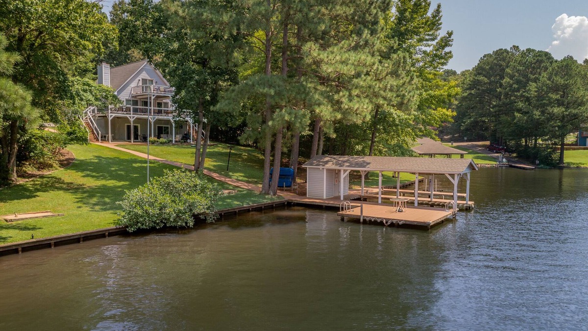 Quail Ridge House | Beautiful Lake Front in Quiet Cove, Convenient to Boat Ramp, Dining & Shopping