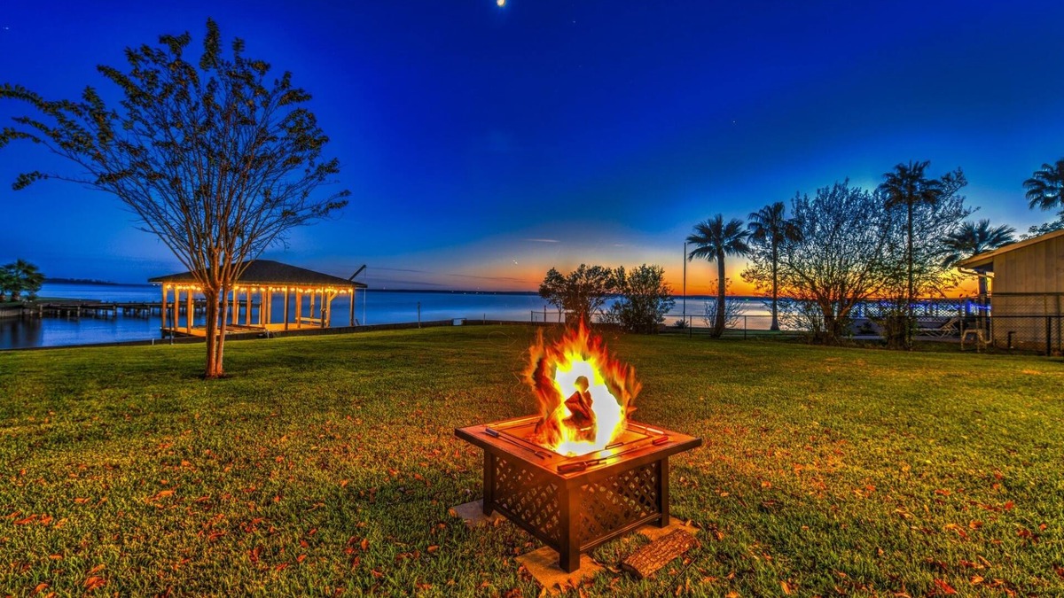 West Livingston House | Beautiful Lake Front home for memories to last a lifetime!