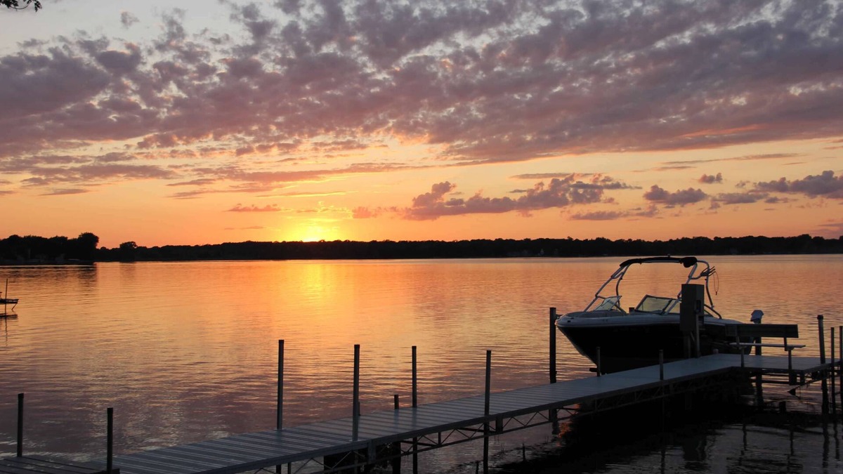 Annandale House | Beautiful Lake Home < 1 hour from the Twin Cities