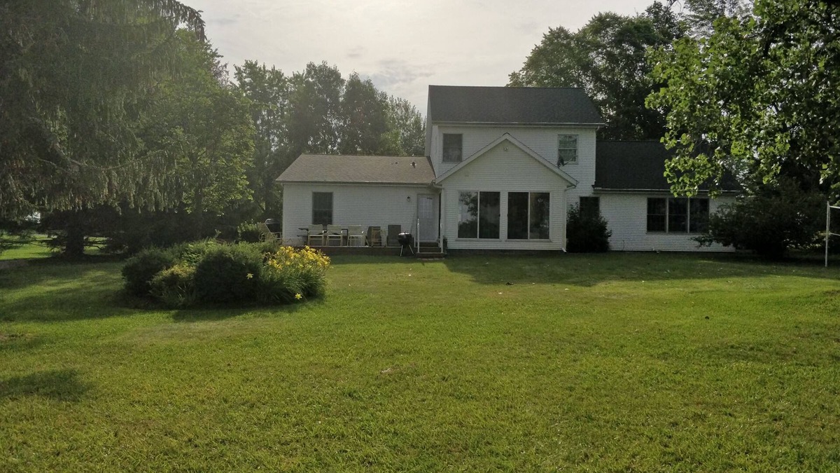 Warsaw House | Beautiful Lake Home in a quiet relaxing setting. Access to paddle boats.