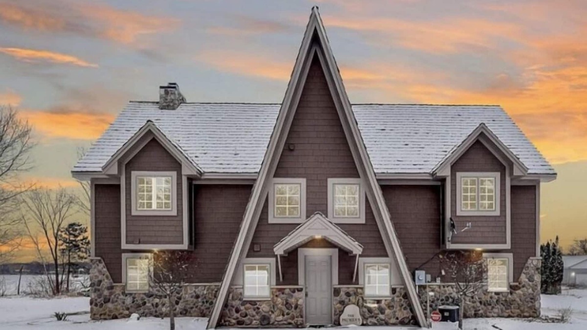 Isanti House | Beautiful Lake home w/hot tub, & 270 ft Lake Shore!