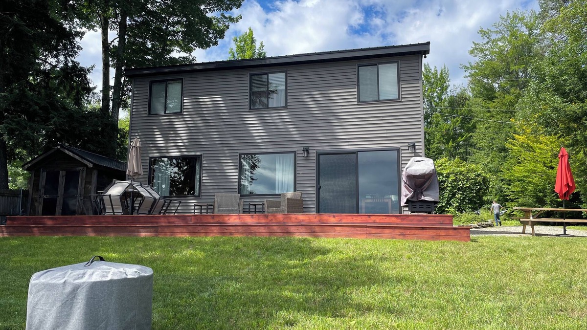 Saint Albans House | Beautiful Lake House
