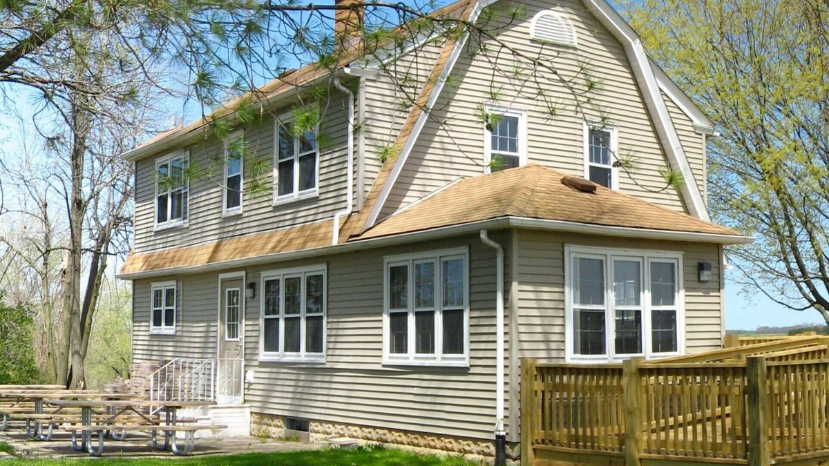 West Bend House | Beautiful Lake House in County Park