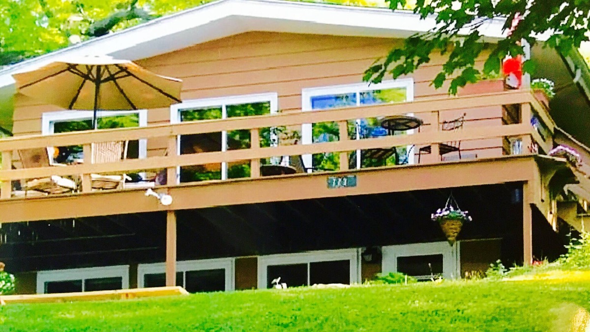 Ripon House | Beautiful Lake House Located on the Southern Shore.