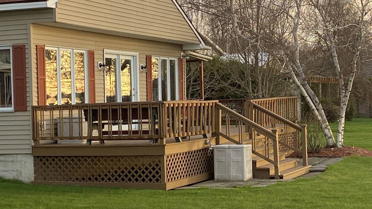 Dexter House | Beautiful Lake House with Large Yard on the Shore of Lake Ontario
