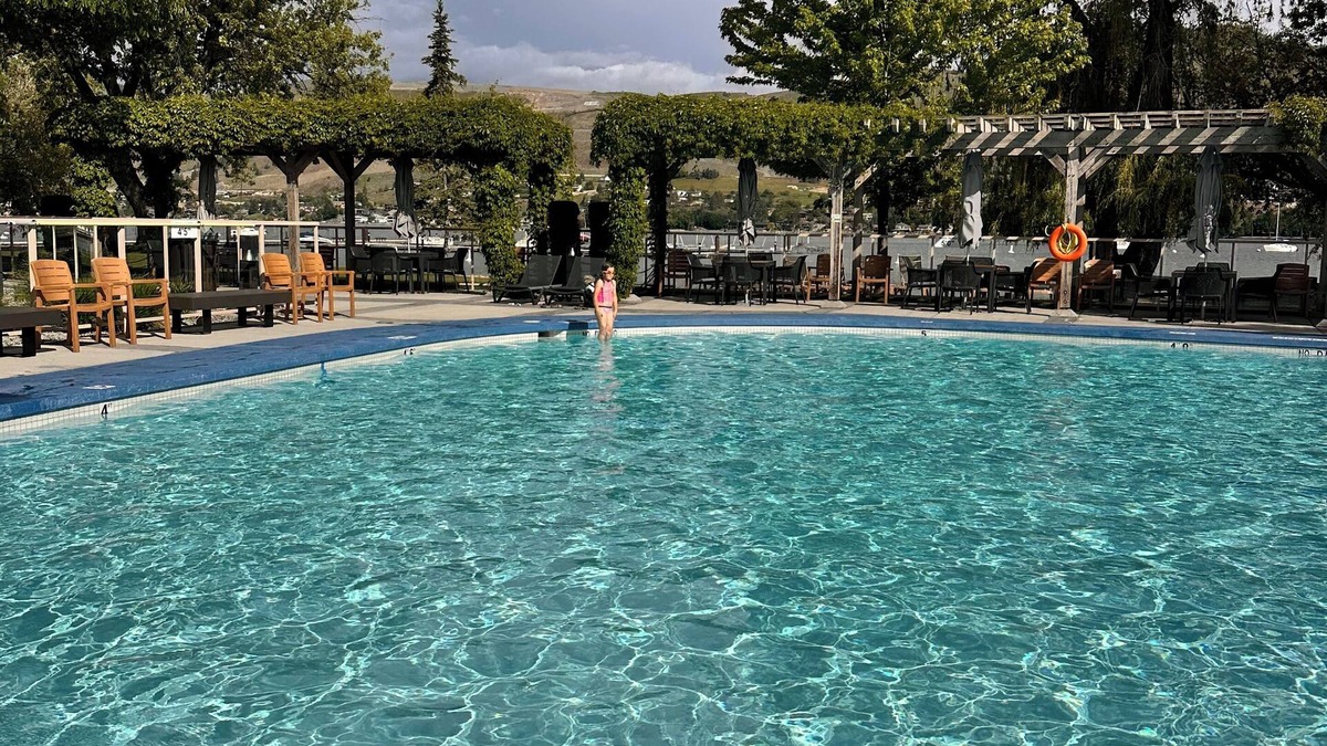 Vernon Apartment | Beautiful Lake Loft w/roof top patio on Okanagan Lake w/pool and hot tub!