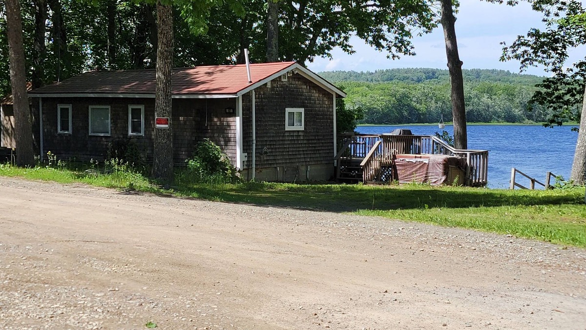 Bangor Cottage | Beautiful lake side cottage