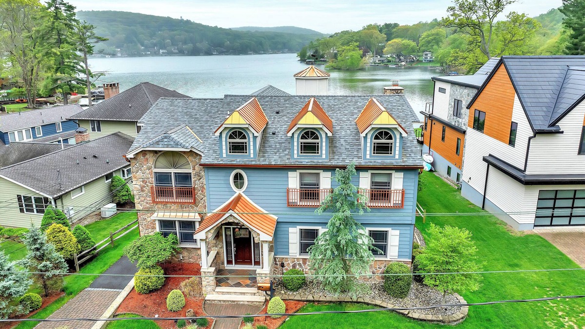 Lake Mohawk House | Beautiful lake views in this 4-bedroom house in Sparta