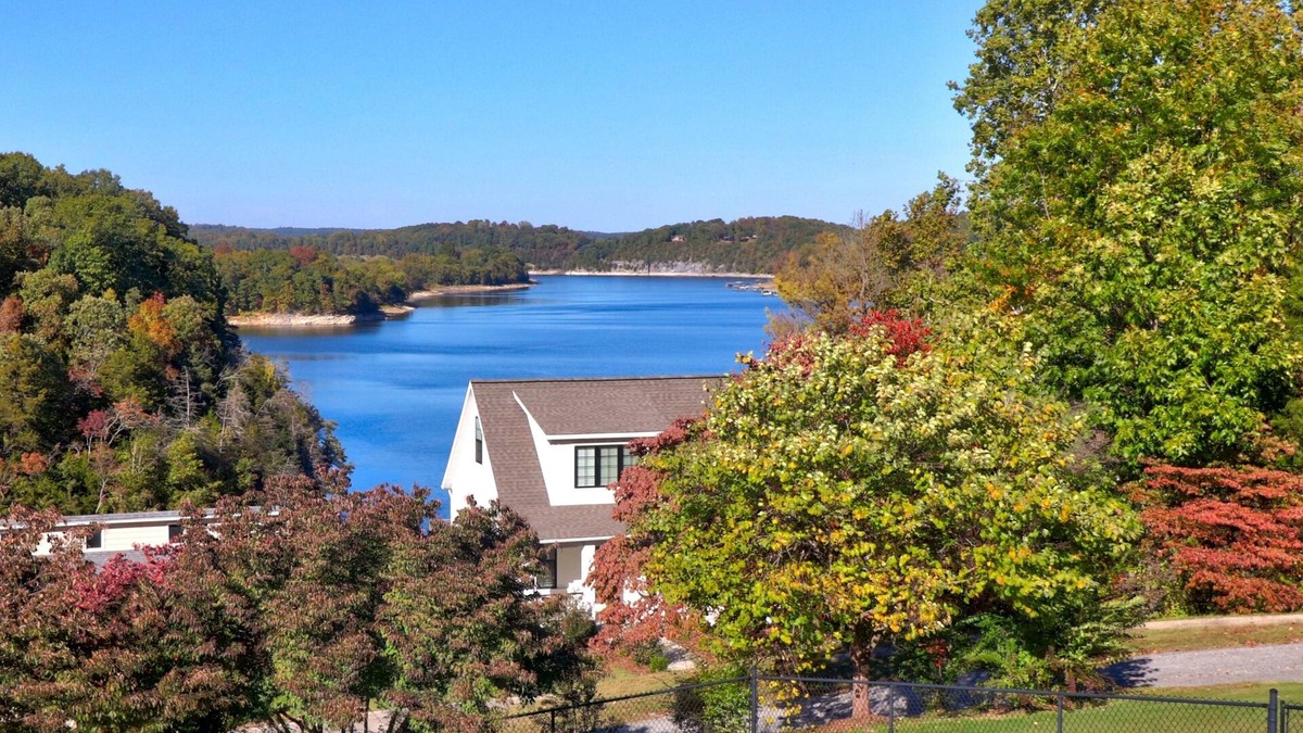 Springdale Cottage | Beautiful Lake Views And Close To Everything Northwest Arkansas Has To Offer