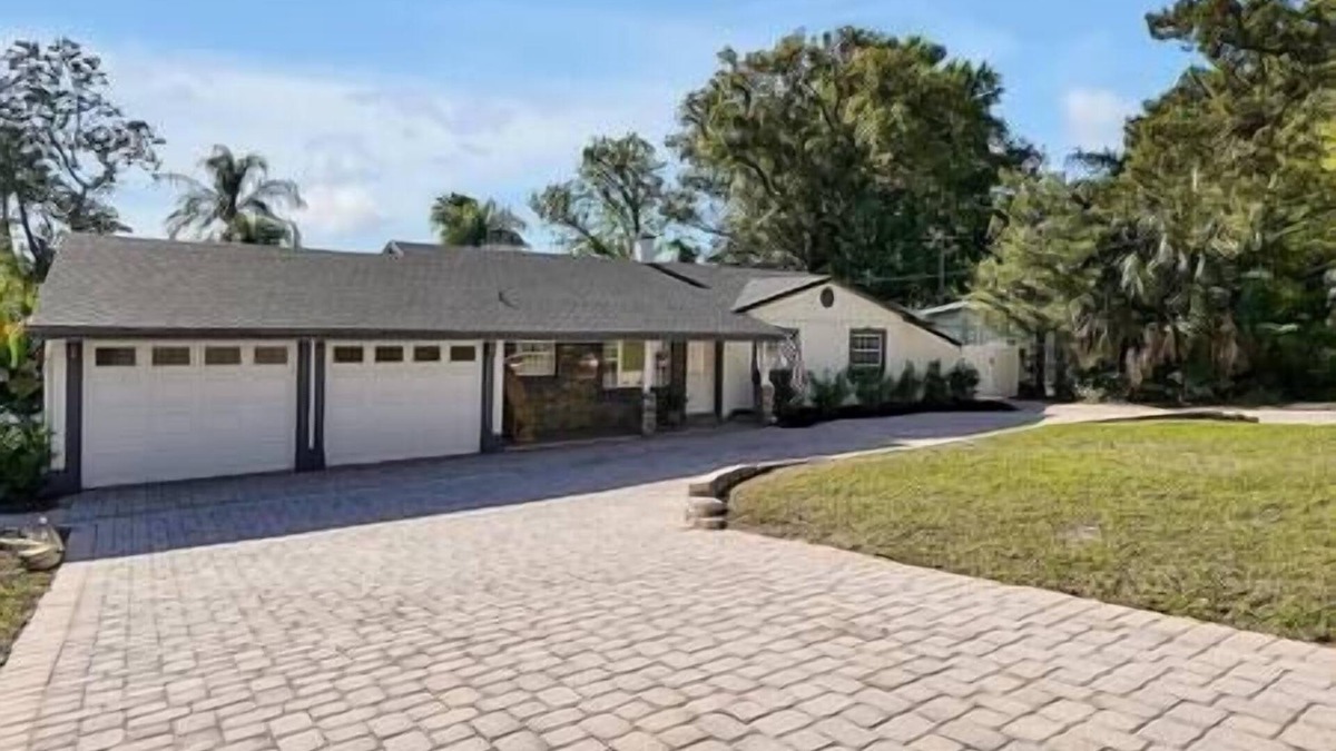 Altamonte Springs House | Beautiful Lakefront Gem ~ Pool ~ Fishing ~ 5 Star Location