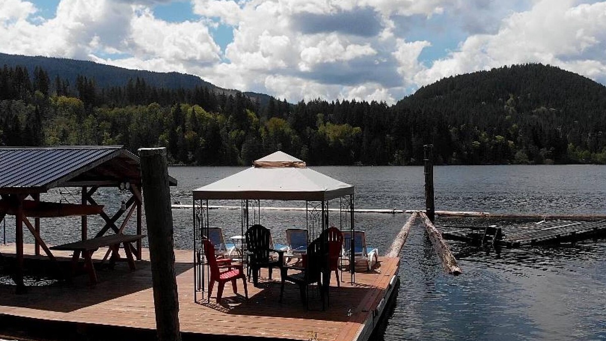 Youbou Apartment | Beautiful Lakefront Private Suite on Lake Cowichan - Sleeps 5