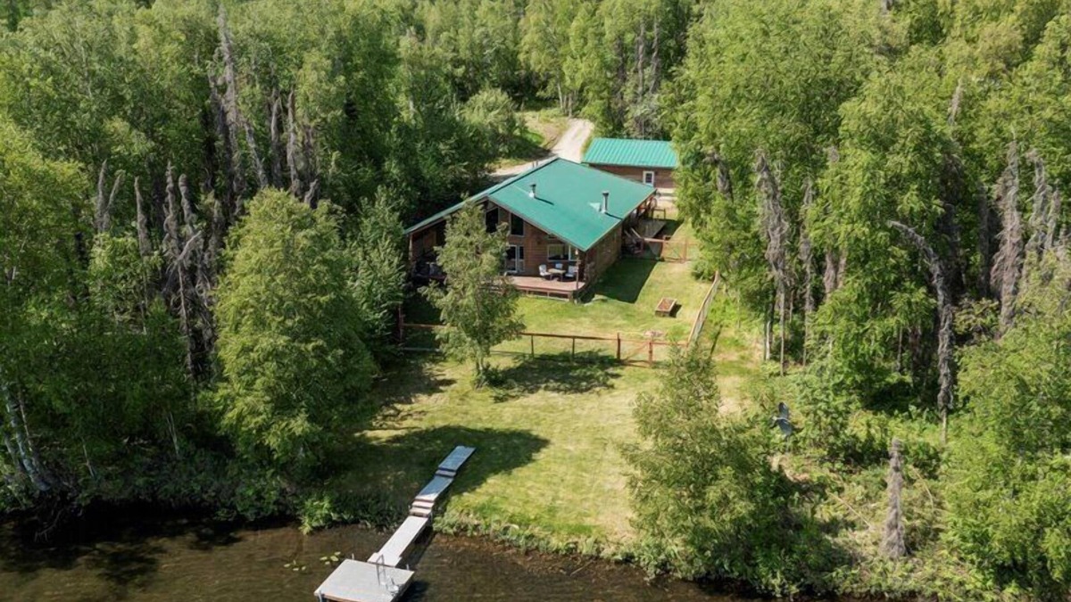 Houston House | Beautiful Lakefront Cabin with Private Hot Tub & Inflatable Kayaks - Dogs OK