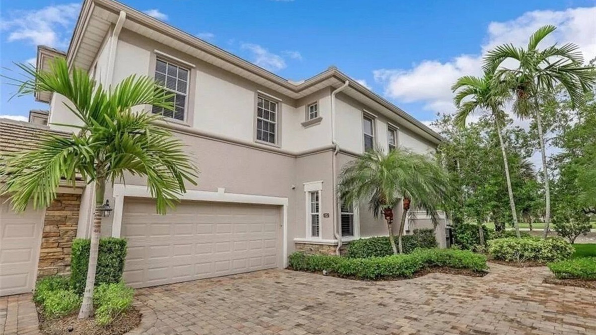 Naples House | Beautiful Lakefront/Golf Coach Home In Upscale Golf & Lake Community