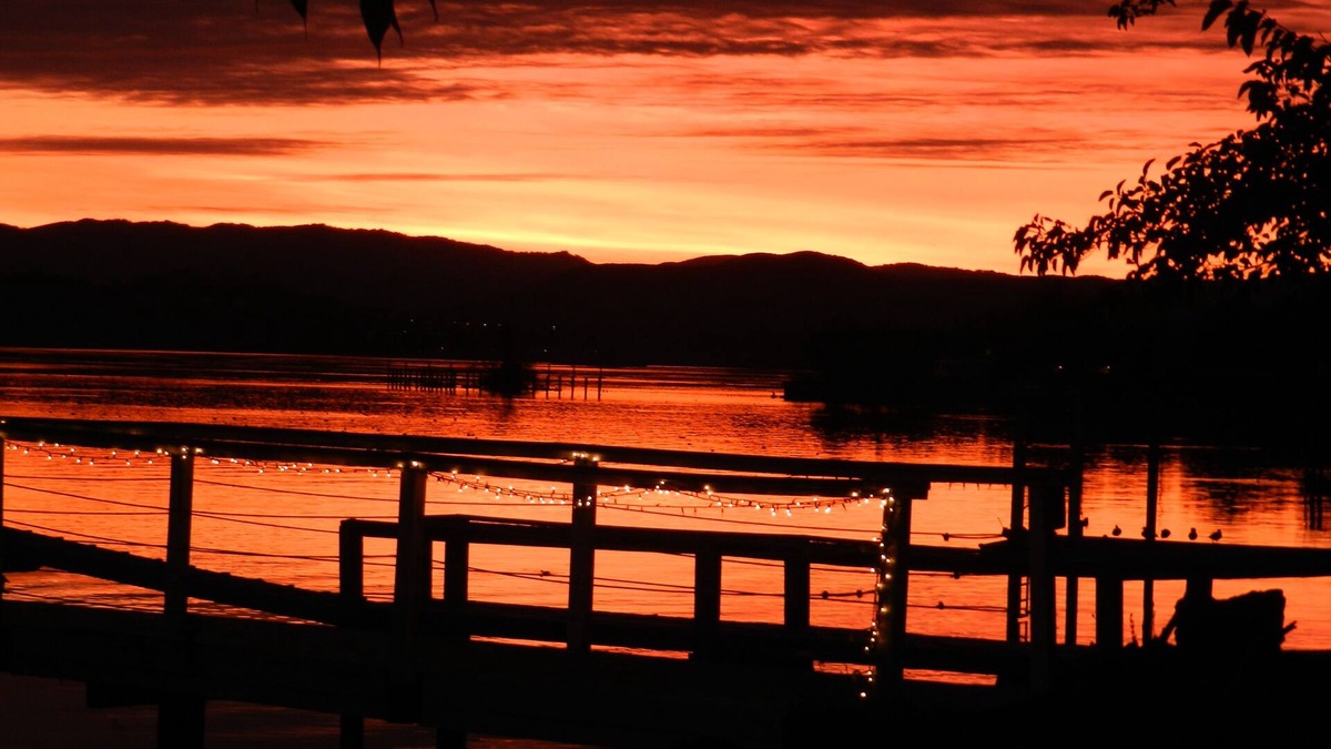 Nice House | Beautiful Lakefront Home SUN-THUR AUGUST 10% off nightly rate for 4 night stays