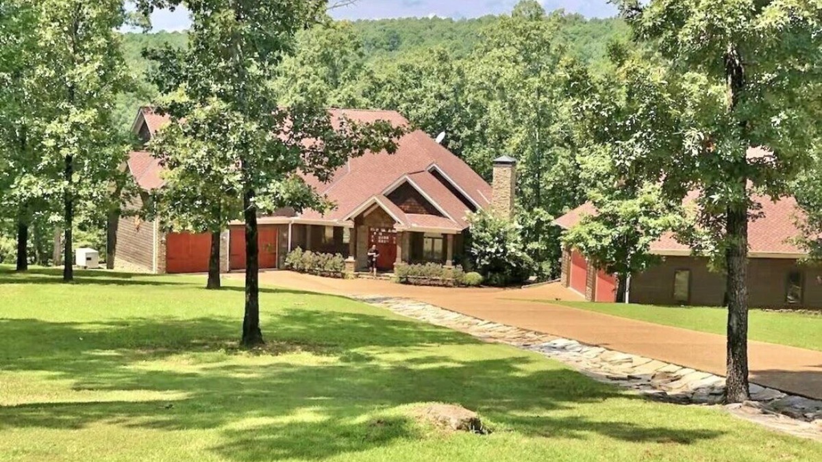 Drasco House | Beautiful Lakefront Home