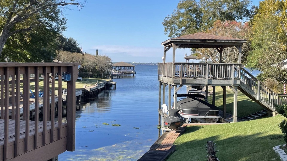 Willis House | Beautiful lakefront home with 3 bedrooms and pool