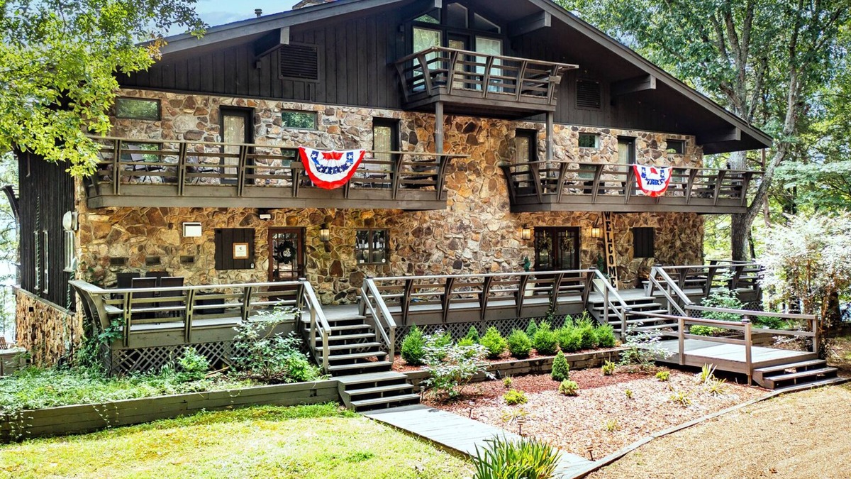 Drasco Cabin | Beautiful Lakefront Lodge. Tannenbaum Lodge - family or business destination.