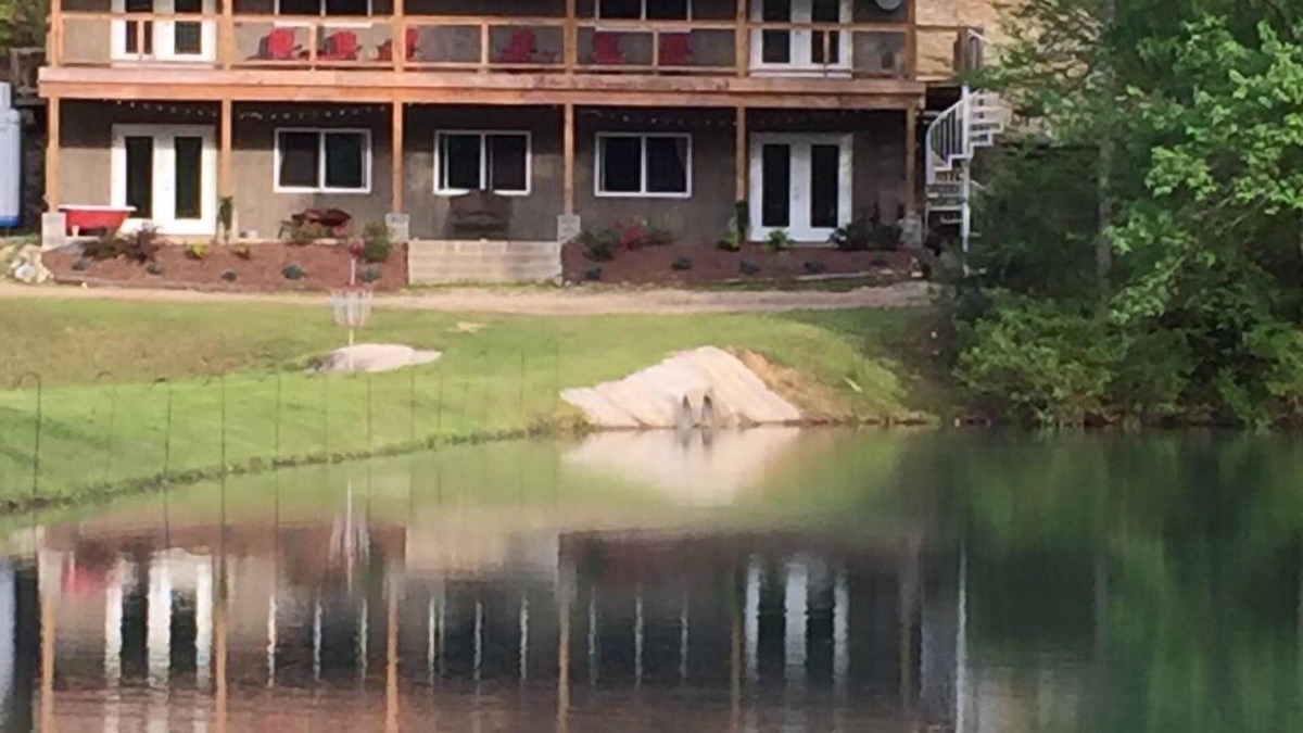 LaFayette Cabin | Beautiful, Lakefront, Mountain View Retreat for Your Group, New 300’ Waterslide.